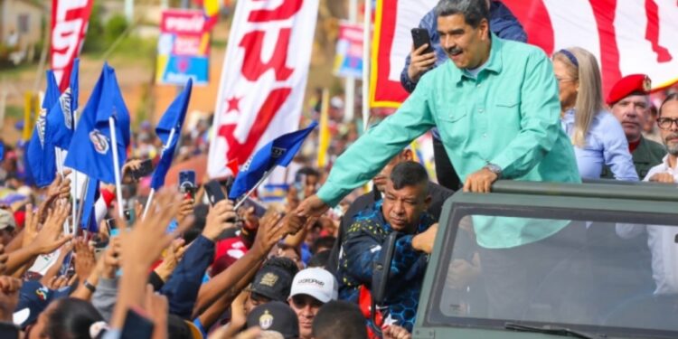Oposición sufre revés en guerra de encuestas mientras Maduro se alza ganador en todos los sondeos