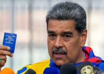 Maduro afirma respetar al CNE, pero reacciona con irritación ante posible derrota electoral