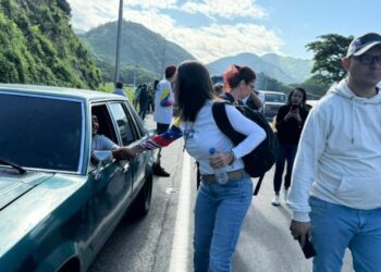 María Corina Machado camina por autopista en Venezuela ante trabas del régimen