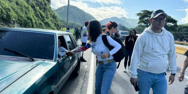 María Corina Machado camina por autopista en Venezuela ante trabas del régimen