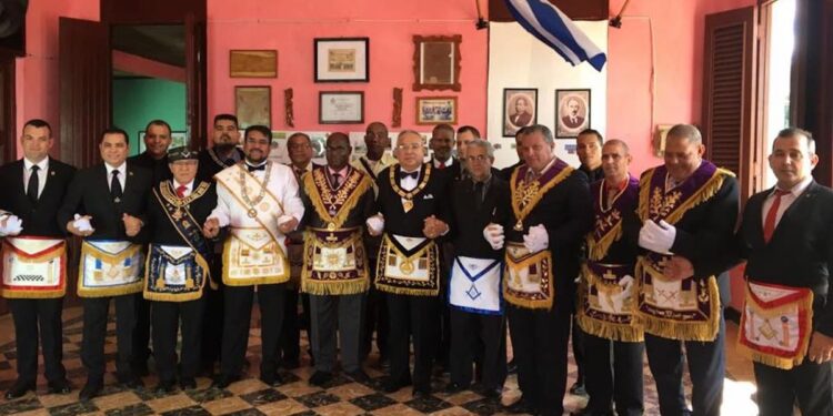 Masones cubanos desconocen a líder impuesto por el régimen