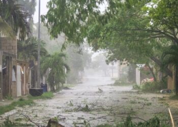 El huracán Beryl toca tierra en México bajo alerta roja
