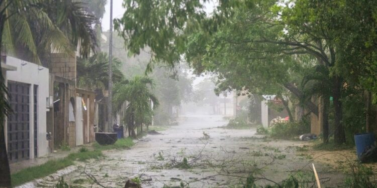 El huracán Beryl toca tierra en México bajo alerta roja