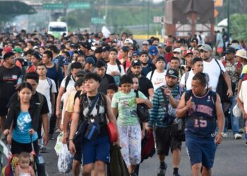 Caravana de unos 2.000 migrantes parte a EEUU desde sur de México