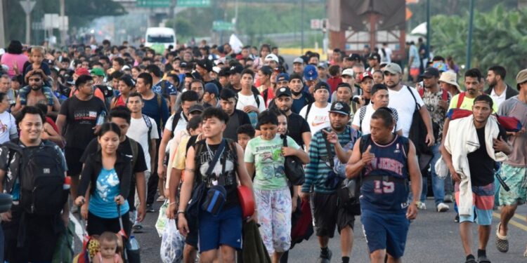 Caravana de unos 2.000 migrantes parte a EEUU desde sur de México