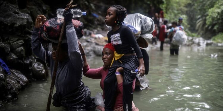 Panamá aplaza la deportación de migrantes que pasan por el Darién hacia EEUU