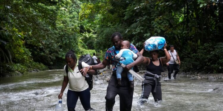 Presidente de Panamá cambia discurso y permite la migración por el Darién hacia EEUU