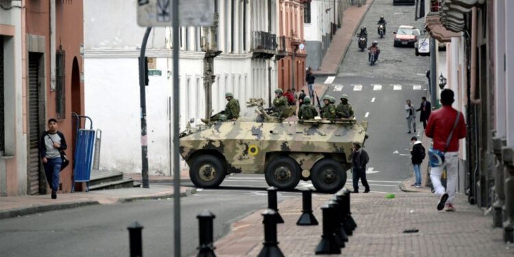 Ecuador declara estado de excepción en seis provincias golpeadas por la violencia