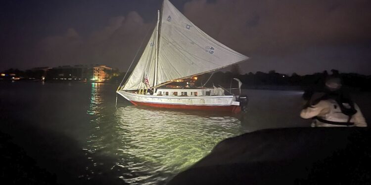 Mueren 40 migrantes al incendiarse su barco frente a las costas de Haití