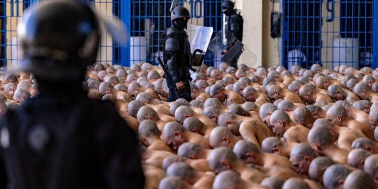 Bukele capacita a presos para reconstruir El Salvador