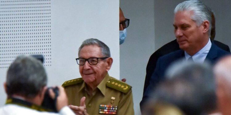 Régimen cubano anuncia medidas para dolarizar algunos sectores de la economía