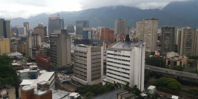 Reportan fuertes lluvias en Caracas tras el paso del huracán Beryl