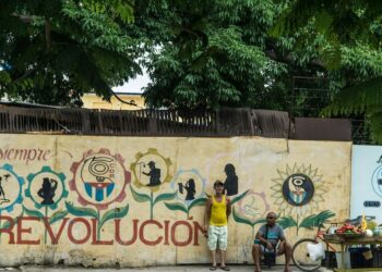 Intimidación y consignas mientras la isla se vacía