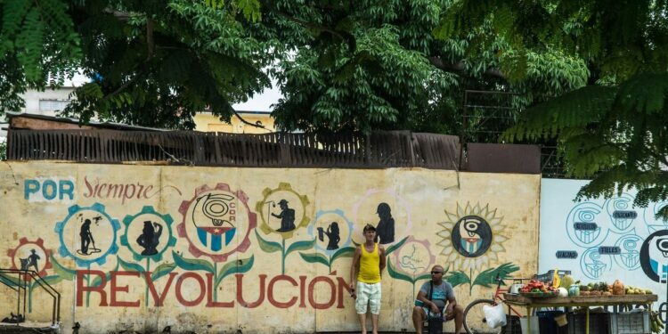 Intimidación y consignas mientras la isla se vacía