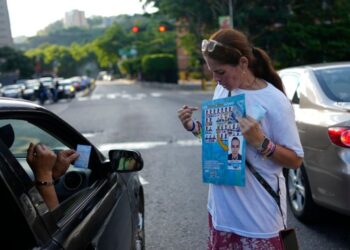 Votantes de la oposición se unen para cuidar los votos en las elecciones