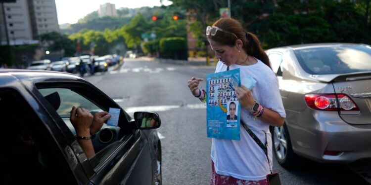 Votantes de la oposición se unen para cuidar los votos en las elecciones