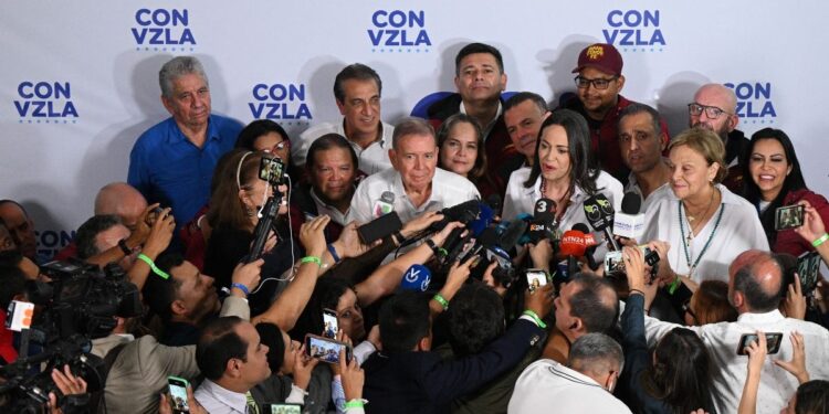 Ecuador pide reunión de la OEA para abordar fraude de Maduro