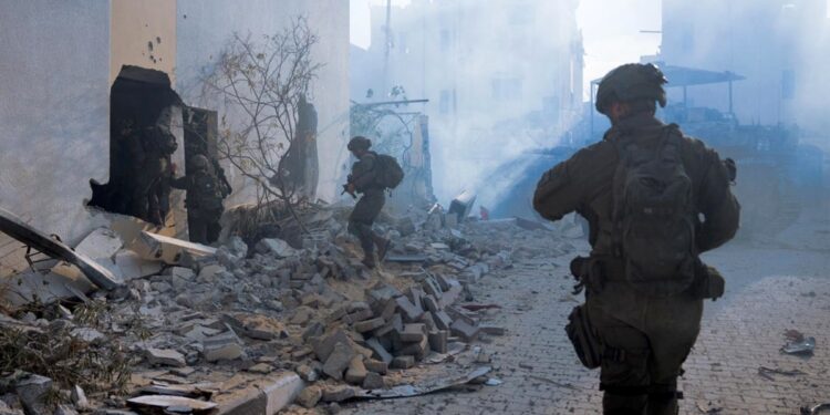 Docenas de muertos en Gaza por ataques mientras se ultiman preparativos para reunión en El Cairo