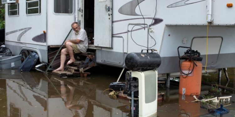 La tormenta tropical Debby tocó tierra por segunda vez en Carolina del Sur dentro de su ruta por la costa este de Estados Unidos.