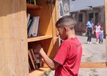 Proyecto de minibibliotecas en Caracas impulsa lectura entre niños