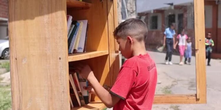Proyecto de minibibliotecas en Caracas impulsa lectura entre niños