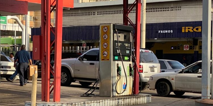 Ecuador continúa enfrentando emergencia de energía eléctrica y variación en los precios de gasolina