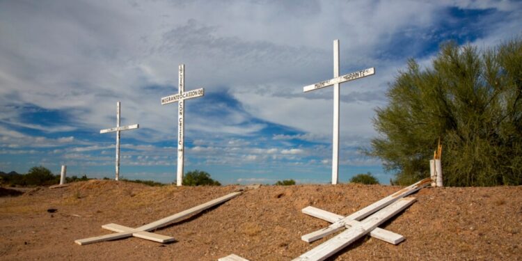 Ataque a tiros contra vehículo deja un menor muerto y ocho migrantes heridos en el norte de México