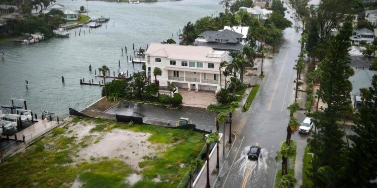 Se pronostican inundaciones en el sureste de EEUU debido a la tormenta tropical Debby