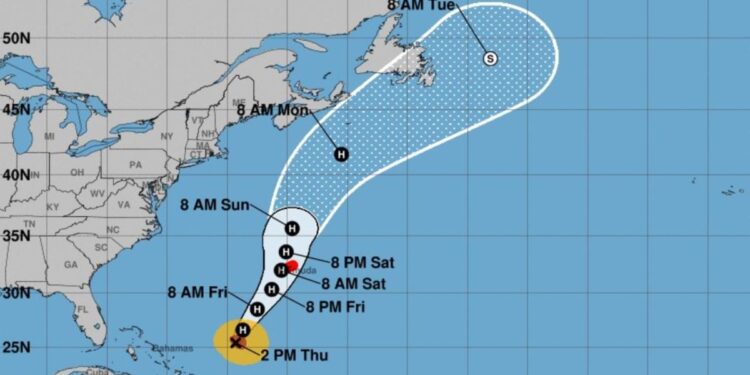 El huracán Ernesto continúa fortaleciéndose. Su paso provocó devastación en Puerto Rico y severas inundaciones en las Islas Vírgenes.