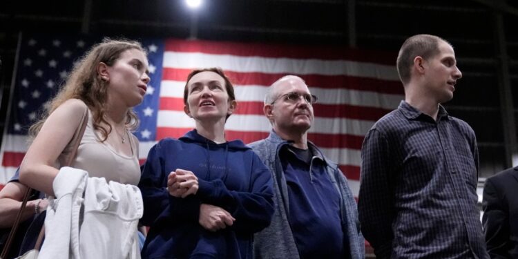 Escenas de júbilo y emoción vivieron las familias de 3 estadounidenses que después de estar injustamente detenidos en Rusia llegaron a EEUU.