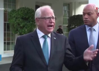 ¿Quién es Tim Walz, el candidato a la vicepresidencia elegido por Kamala Harris?