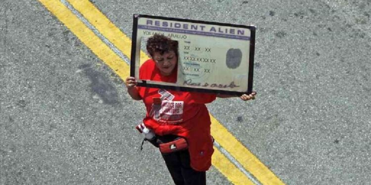 A partir de hoy indocumentados casados con ciudadano estadounidense pueden solicitar la «Green card» sin salir de EEUU