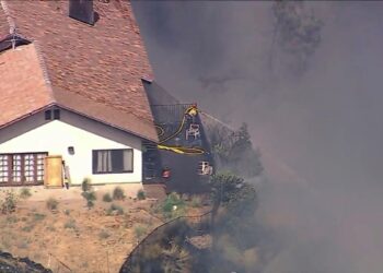 Incendio forestal en el sur de California calcina viviendas en laderas