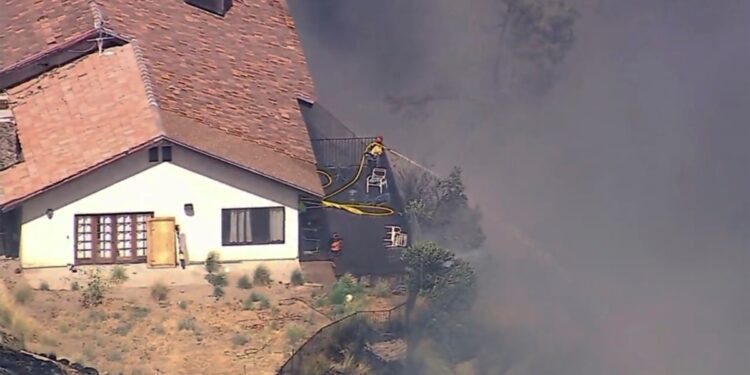Incendio forestal en el sur de California calcina viviendas en laderas