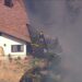 Incendio forestal en el sur de California calcina viviendas en laderas