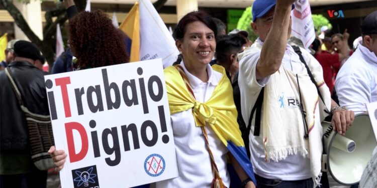 Según el Departamento de Trabajo, el número de estadounidenses que solicitaron prestaciones por desempleo descendió la semana pasada.