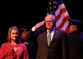 Kamala Harris escoge a Tim Walz como candidato a vicepresidente 
