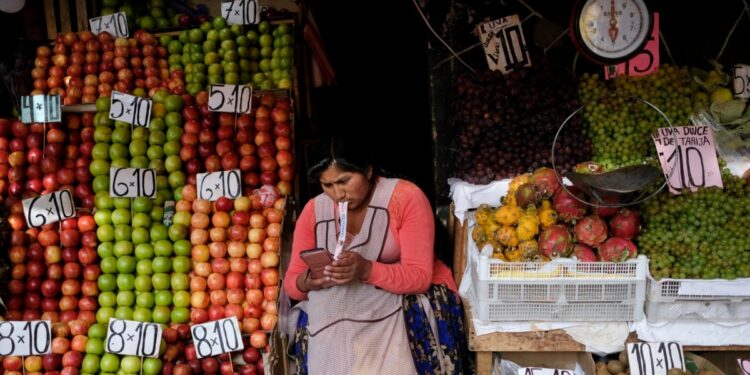 El presidente de Ecuador aprueba por decreto un proceso de regularización de venezolanos