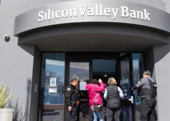 La economía estadounidense creció más rápido de lo que se pensaba inicialmente en el segundo trimestre gracias al gasto de los consumidores.