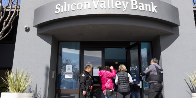 La economía estadounidense creció más rápido de lo que se pensaba inicialmente en el segundo trimestre gracias al gasto de los consumidores.