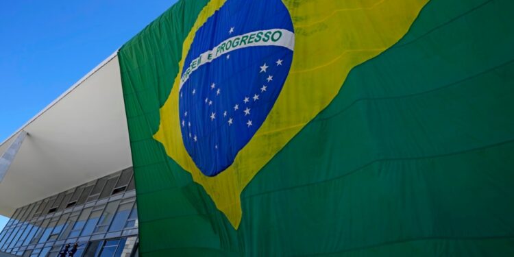 Avión con 62 personas a bordo se estrella en estado brasileño de Sao Paulo