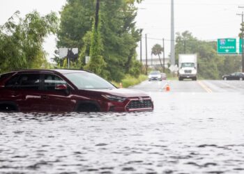 EE.UU: Lento avance de tormenta Debby genera aguaceros y amenaza con inundaciones en el sureste