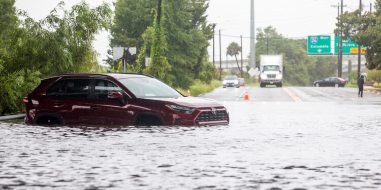 EE.UU: Lento avance de tormenta Debby genera aguaceros y amenaza con inundaciones en el sureste