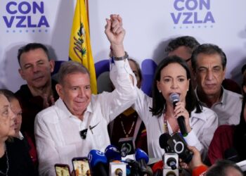 A Maduro le “conviene entablar una negociación”, afirma opositora María Corina Machado