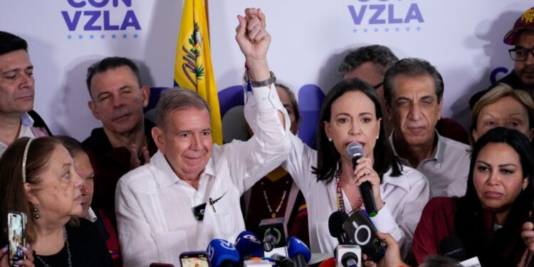 A Maduro le “conviene entablar una negociación”, afirma opositora María Corina Machado