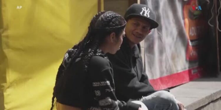 Migrantes venezolanos en México preocupados por los familiares que dejaron en su país