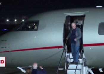Llegan a Estados Unidos los estadounidenses liberados por Rusia