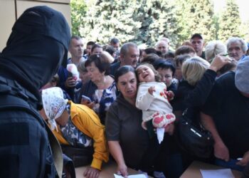 Rusia evacúa a miles de personas más mientras Ucrania asegura avances