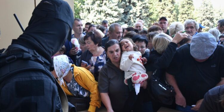 Rusia evacúa a miles de personas más mientras Ucrania asegura avances