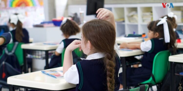 Padres venezolanos se ajustan para poder pagar aumento de matrículas por la Ley de Pensiones